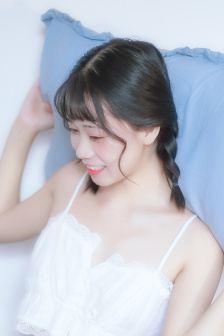 女人脱了内裤趴开腿让男生摸